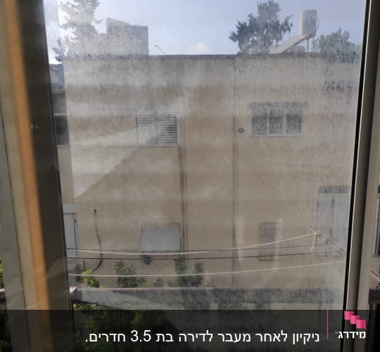 חלון מלוכלך עם סימני אבק ולכלוך